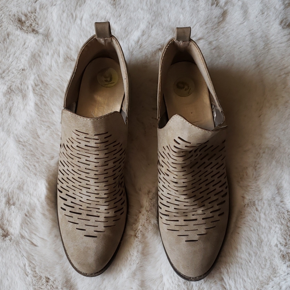 ⚜ PERFORATED TAN BOOTIE ⚜